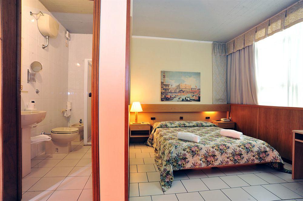 Hotel Cristallo Barga Fornaci di Barga Exterior foto